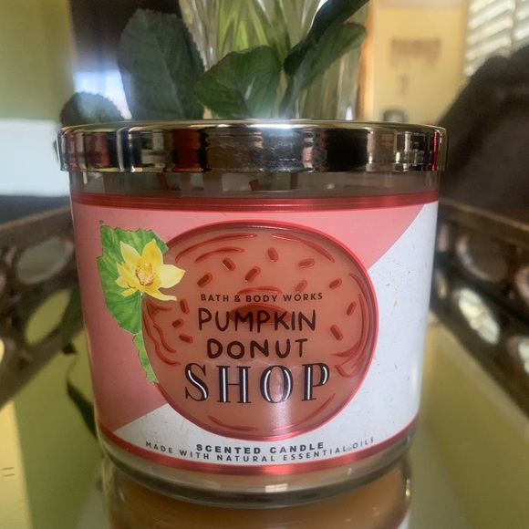 NEW BBW PUMKIN DONUT SHOP CANDLEππ©